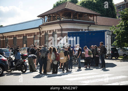 Turin, Italien. Mai 16, 2018 - Turin, Italy-May 16, 2018: Polizei die Evakuierung des Manituana Social Center in Turin Credit: Stefano Guidi/ZUMA Draht/Alamy leben Nachrichten Stockfoto