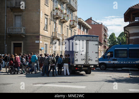 Turin, Italien. Mai 16, 2018 - Turin, Italy-May 16, 2018: Polizei die Evakuierung des Manituana Social Center in Turin Credit: Stefano Guidi/ZUMA Draht/Alamy leben Nachrichten Stockfoto