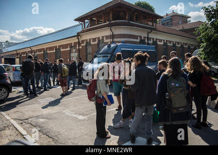 Turin, Italien. Mai 16, 2018 - Turin, Italy-May 16, 2018: Polizei die Evakuierung des Manituana Social Center in Turin Credit: Stefano Guidi/ZUMA Draht/Alamy leben Nachrichten Stockfoto