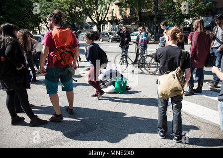 Turin, Italien. Mai 16, 2018 - Turin, Italy-May 16, 2018: Polizei die Evakuierung des Manituana Social Center in Turin Credit: Stefano Guidi/ZUMA Draht/Alamy leben Nachrichten Stockfoto