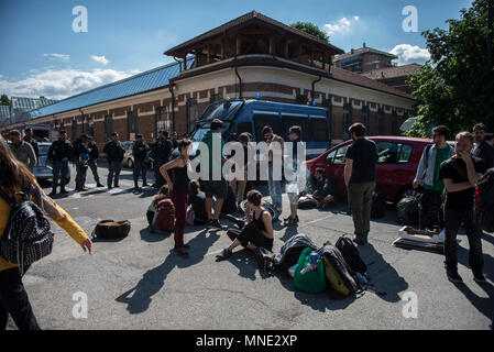 Turin, Italien. Mai 16, 2018 - Turin, Italy-May 16, 2018: Polizei die Evakuierung des Manituana Social Center in Turin Credit: Stefano Guidi/ZUMA Draht/Alamy leben Nachrichten Stockfoto