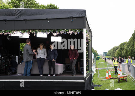 London, Großbritannien. 16 Mai, 2018. Vorbereitungen weiterhin neben der Langen im Windsor Great Park für die Prozession, die die königliche Hochzeit zwischen Prinz Harry und Meghan Markle folgen. Ein TV-Studio erscheint auf der linken Seite. Credit: Mark Kerrison/Alamy leben Nachrichten Stockfoto