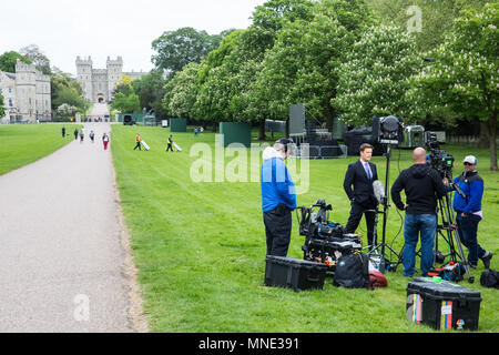 London, Großbritannien. 16 Mai, 2018. Viele internationale TV-Crews sind bereits die Ausstrahlung von Windsor im Voraus von Royal am Samstag Hochzeit zwischen Prinz Harry und Meghan Markle. Credit: Mark Kerrison/Alamy leben Nachrichten Stockfoto