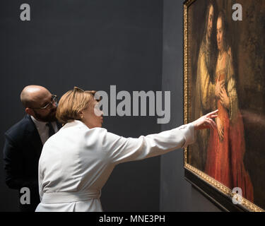 16.05.2018, Niederlande, Amsterdam: Elke Büdenbender, Ehefrau von Bundespräsidenten Steinmeier, besichtigt unter Führung von Kurator Matthias Ubl im Rijksmuseum das Bild" die jüdische Braut' von Rembrandt van Rijn. Deutsche Präsident Frank-Walter Steinmeier (R) und seine Frau Elke Buedenbender besuchen das Rijks Museum unter der Leitung von Kurator Matthias Ubl vor der das Gemälde von Rembrandt, "Die jüdische Braut". Foto: Soeren Stache/dpa Stockfoto