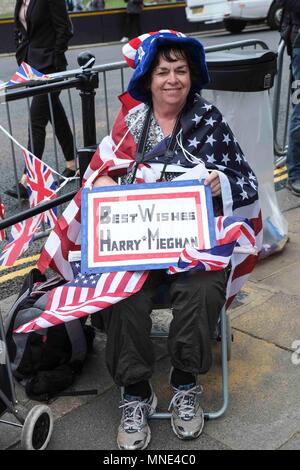 Windsor, Großbritannien, 16. Mai 2018: Royal Super Fan vor Windsor Castle. : Credit Claire Doherty/Alamy leben Nachrichten Stockfoto