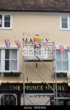 Königliche Hochzeit Vorbereitungen in Windsor Innenstadt. Eine signwriter Farben" Prinz Harry' auf einem Pub, der seinen Namen von "The Three Tuns" zu "Der Prinz Harry' hat sich geändert Stockfoto