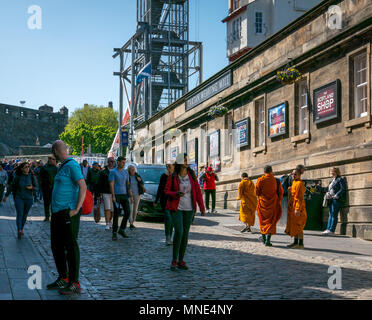 Royal Mile, Edinburgh, 16. Mai 2018. Touristen genießen den Sonnenschein auf der Royal Mile, Edinburgh, Schottland, Vereinigten Königreich. Touristen throng Edinburgh Castle Esplanade, einschließlich einer Gruppe von buddhistischen Mönche in orangefarbenen Gewändern gekleidet Stockfoto