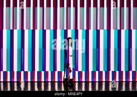 London, Großbritannien. 16 Mai, 2018. Riverrun: Schnittstelle der instabilen Körper. Avantgardistische Tanzperformance von koreanischen Darsteller Jin Yeob Cha (dargestellt) und Visual Artist Vakki. Credit: Guy Corbishley/Alamy leben Nachrichten Stockfoto