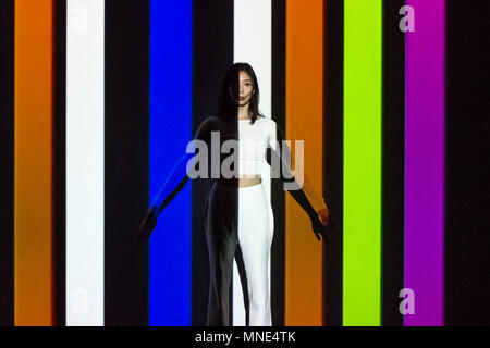 London, Großbritannien. 16 Mai, 2018. Riverrun: Schnittstelle der instabilen Körper. Avantgardistische Tanzperformance von koreanischen Darsteller Jin Yeob Cha (dargestellt) und Visual Artist Vakki. Credit: Guy Corbishley/Alamy leben Nachrichten Stockfoto