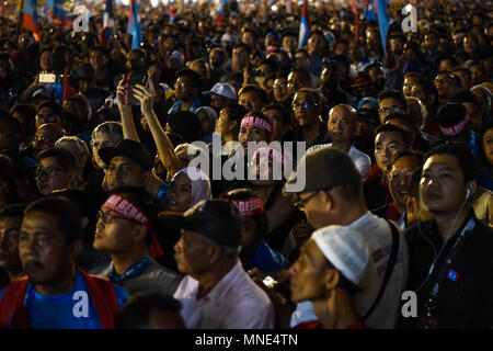 Petaling Jaya, Malaysia. 16 Mai, 2018. Tausende von Anhängern von Anwar Ibrahim, die Köpfe der Menschen Gerechtigkeit (PKR), sind in Petaling Jaya, Malaysia, am 16. Mai 2018 erfasst. Anwar Ibrahim hat aus der Haft repleased wurde nach Erhalt eine Begnadigung aus dem Malaysia König Sultan Muhammad V. Credit: Chris Jung/Alamy leben Nachrichten Stockfoto