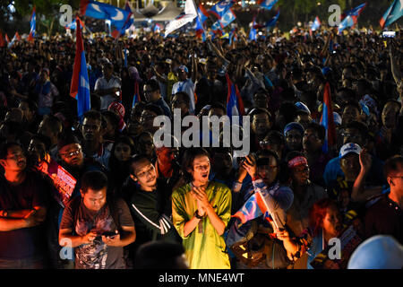 Petaling Jaya, Malaysia. 16 Mai, 2018. Tausende von Anhängern von Anwar Ibrahim, die Köpfe der Menschen Gerechtigkeit (PKR), sind in Petaling Jaya, Malaysia, am 16. Mai 2018 erfasst. Anwar Ibrahim hat aus der Haft repleased wurde nach Erhalt eine Begnadigung aus dem Malaysia König Sultan Muhammad V. Credit: Chris Jung/Alamy leben Nachrichten Stockfoto