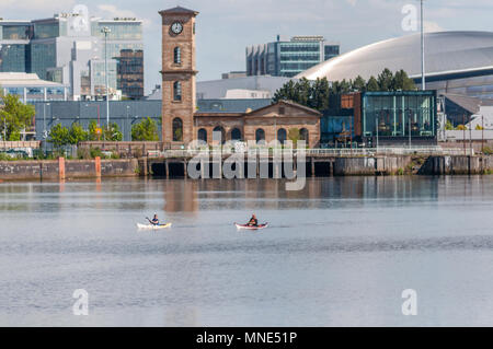 Glasgow, Schottland, Großbritannien. 16 Mai, 2018. UK Wetter. Zwei Kanufahrer nehmen zu einem ruhigen Fluss Clyde in der Nähe der Brennerei Clydeside an einem hellen, sonnigen Nachmittag. Credit: Skully/Alamy leben Nachrichten Stockfoto
