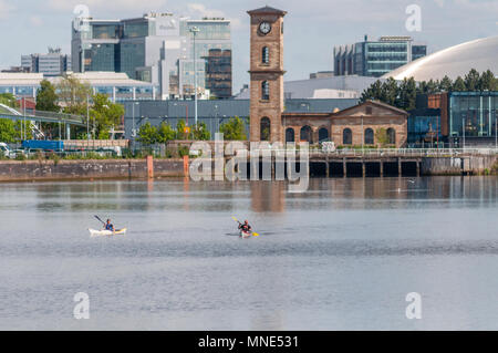 Glasgow, Schottland, Großbritannien. 16 Mai, 2018. UK Wetter. Zwei Kanufahrer nehmen zu einem ruhigen Fluss Clyde in der Nähe der Brennerei Clydeside an einem hellen, sonnigen Nachmittag. Credit: Skully/Alamy leben Nachrichten Stockfoto