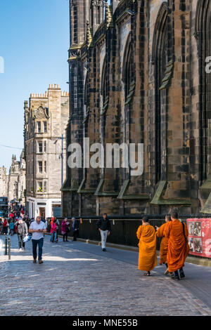 Royal Mile, Edinburgh, 16. Mai 2018. Touristen genießen den Sonnenschein auf der Royal Mile, Edinburgh, Schottland, Vereinigtes Königreich. Touristen drängen sich die Royal Mile, einschließlich einer Gruppe von buddhistischen Mönche in orangefarbenen Gewändern gekleidet Stockfoto