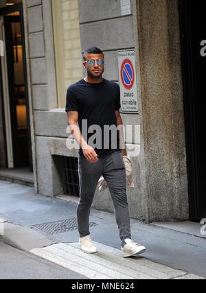 Mailand, Rafael Alcantara do Nascimento zu Fuß die Innenstadt von Rafael Alcántara do Nascimento, besser bekannt als "RAFINHA', Brasilianische nationale Brasilianische, Inter Mittelfeldspieler auf Darlehen von Barcelona, Spaziergänge durch die Straßen der Innenstadt mit Freunden. Stockfoto
