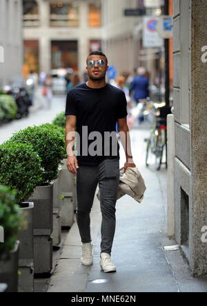 Mailand, Rafael Alcantara do Nascimento zu Fuß die Innenstadt von Rafael Alcántara do Nascimento, besser bekannt als "RAFINHA', Brasilianische nationale Brasilianische, Inter Mittelfeldspieler auf Darlehen von Barcelona, Spaziergänge durch die Straßen der Innenstadt mit Freunden. Stockfoto