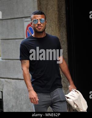 Mailand, Rafael Alcantara do Nascimento zu Fuß die Innenstadt von Rafael Alcántara do Nascimento, besser bekannt als "RAFINHA', Brasilianische nationale Brasilianische, Inter Mittelfeldspieler auf Darlehen von Barcelona, Spaziergänge durch die Straßen der Innenstadt mit Freunden. Stockfoto