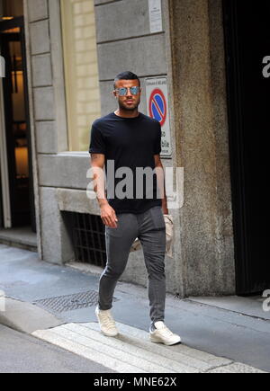 Mailand, Rafael Alcantara do Nascimento zu Fuß die Innenstadt von Rafael Alcántara do Nascimento, besser bekannt als "RAFINHA', Brasilianische nationale Brasilianische, Inter Mittelfeldspieler auf Darlehen von Barcelona, Spaziergänge durch die Straßen der Innenstadt mit Freunden. Stockfoto