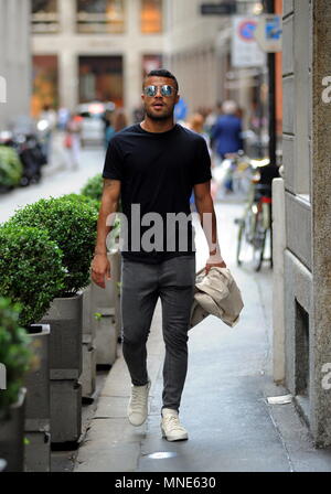 Mailand, Rafael Alcantara do Nascimento zu Fuß die Innenstadt von Rafael Alcántara do Nascimento, besser bekannt als "RAFINHA', Brasilianische nationale Brasilianische, Inter Mittelfeldspieler auf Darlehen von Barcelona, Spaziergänge durch die Straßen der Innenstadt mit Freunden. Stockfoto