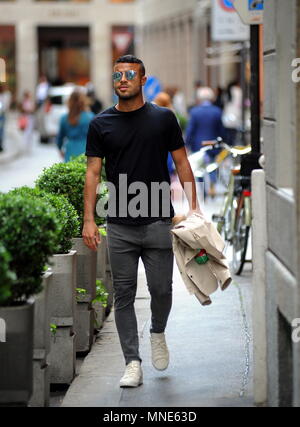 Mailand, Rafael Alcantara do Nascimento zu Fuß die Innenstadt von Rafael Alcántara do Nascimento, besser bekannt als "RAFINHA', Brasilianische nationale Brasilianische, Inter Mittelfeldspieler auf Darlehen von Barcelona, Spaziergänge durch die Straßen der Innenstadt mit Freunden. Stockfoto