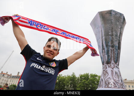 Lyon, Frankreich. 16 Mai, 2018. Fußball, Europa League, Atletico Madrid gegen Olympique Marseille in der groupama Stadion. Eine Atletico Madrid Fan jubelt vor einem überdimensionalen Nachbildung der Cup in der Inneren Stadt. Foto: Jan Woitas/dpa s Quelle: dpa Picture alliance/Alamy leben Nachrichten Stockfoto