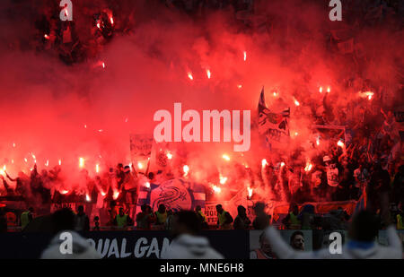 Lyon, Frankreich. 16 Mai, 2018. Fußball, Europa League, Atletico Madrid gegen Olympique Marseille in der groupama Stadion. Marseille's Fans Einstellung off Pyrotechnik. Foto: Jan Woitas/dpa Quelle: dpa Picture alliance/Alamy leben Nachrichten Stockfoto