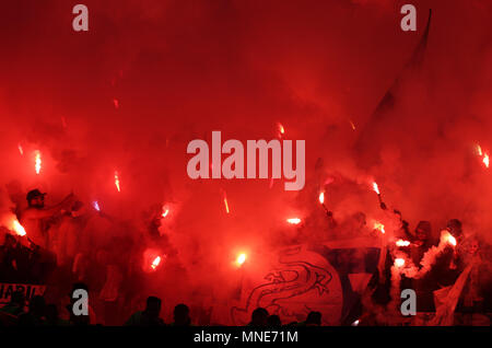 Lyon, Frankreich. 16 Mai, 2018. Fußball, Europa League, Atletico Madrid gegen Olympique Marseille in der groupama Stadion. Marseille's Fans Einstellung off Pyrotechnik. Foto: Jan Woitas/dpa Quelle: dpa Picture alliance/Alamy leben Nachrichten Stockfoto