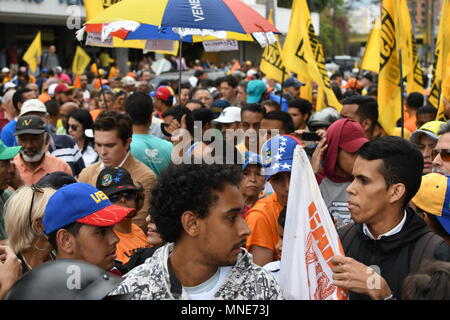 Caracas, Venezuela. 16 Mai, 2018. Die demonstranten gesehen marschieren während der Demonstration. Politiker und Bürger marschierten friedlich zu der Organisation der Amerikanischen Staaten (OEA, in Englisch) ein Dokument, in dem sie forderten, den Sie gegen die Präsidentschaftswahlen sprechen am 20. Mai 2018 stattfinden wird, zu liefern. Am Sonntag, den 20. Mai, die Präsidentschaftswahlen ohne die Opposition Beteiligten stattfinden wird, wird der internationalen Gemeinschaft zum Ausdruck gebracht, dass sie nicht die Ergebnisse erkennen. Credit: SOPA Images Limited/Alamy leben Nachrichten Stockfoto