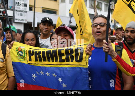 Caracas, Venezuela. 16 Mai, 2018. Die demonstranten gesehen marschieren in Richtung der OEA halten Sie die venezolanische Fahne an der Demonstration. Politiker und Bürger marschierten friedlich zu der Organisation der Amerikanischen Staaten (OEA, in Englisch) ein Dokument, in dem sie forderten, den Sie gegen die Präsidentschaftswahlen sprechen am 20. Mai 2018 stattfinden wird, zu liefern. Am Sonntag, den 20. Mai, die Präsidentschaftswahlen ohne die Opposition Beteiligten stattfinden wird, wird der internationalen Gemeinschaft zum Ausdruck gebracht, dass sie nicht die Ergebnisse erkennen. Credit: SOPA Images Limited/Alamy leben Nachrichten Stockfoto