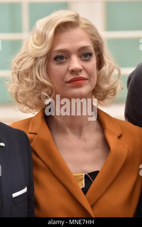 15. Mai 2018, Deutschland, Köln: Schauspielerin Heike Makatsch posiert auf einer Pressekonferenz auf dem Set des Films "Ich krieg noch Gedenkbuch in New York" (Lit. Ich war noch niemals in New York" wurde. Foto: Horst Galuschka/dpa Stockfoto