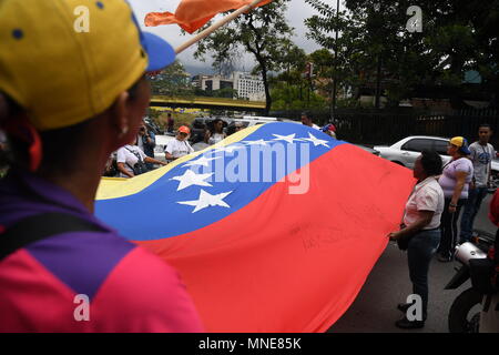 Caracas, Miranda, Venezuela. 16 Mai, 2018. Die demonstranten gesehen marschieren in Richtung der OEA halten Sie die Venezolanische Flagge auf der Demonstration. Politiker und Bürger friedlich marschierten in die Organisation der Amerikanischen Staaten (OEA, in Englisch) ein Dokument, in dem sie forderten, den Sie gegen die Präsidentschaftswahlen sprechen am 20. Mai 2018 stattfinden wird, zu liefern. Am Sonntag, den 20. Mai, die Präsidentschaftswahlen ohne die Opposition Beteiligten stattfinden wird, wird der internationalen Gemeinschaft zum Ausdruck gebracht, dass sie nicht die Ergebnisse erkennen. (Bild: © Römischen Camacho/SOPA Bilder vi. Stockfoto