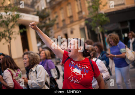 Malaga, Malaga, Spanien. 16 Mai, 2018. Eine Frau steigt ihre Faust, als sie an einer Demonstration gegen die Gewalt gegen Frauen nimmt bei einem Protest gegen die spanische Regierung zu einer besseren Finanzierung des Staatshaushaltes zu behaupten, in den Pakt gegen Gewalt vereinbart. Der Slogan der Demonstration ist: ''Vereinbarung = Haushalt" Credit: Jesus Merida/SOPA Images/ZUMA Draht/Alamy leben Nachrichten Stockfoto