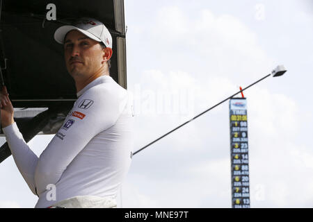 Indianapolis, Indiana, USA. 16 Mai, 2018. GRAHAM RAHAL (15) der Vereinigten Staaten schaut von Pit road Im zweiten Tag von Praxis für die Indianapolis 500 auf dem Indianapolis Motor Speedway in Indianapolis, Indiana. Quelle: Chris Owens Asp Inc/ASP/ZUMA Draht/Alamy leben Nachrichten Stockfoto