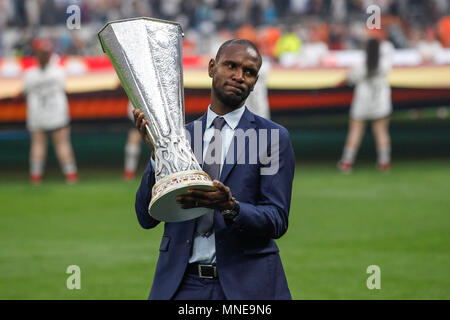 Eric Abidal bringt die Europa League Trophy vor dem UEFA Europa League Spiel zwischen Marseille und Atletico Madrid im Parc Olympique Lyonnais am 16. Mai 2018 in Lyon, Frankreich. (Foto von Daniel Chesterton/phcimages.com) Stockfoto