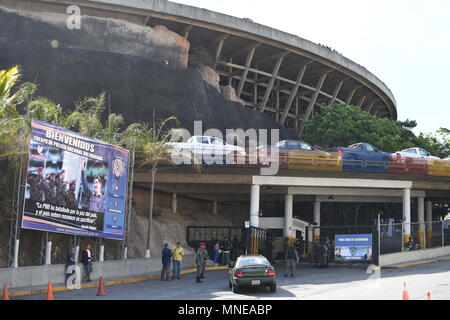 Caracas, Miranda, Venezuela. 16 Mai, 2018. SEBIN Hauptquartier, wo politische Gefangene und amerikanischer Bürger, Joshua Holt, gehalten werden. die Angehörigen der politischen Gefangenen finden am Sitz der Bolivarischen National Intelligence Service (Sebin) in El Helicoide, verurteilte eine unregelmäßige Situation, in denen gemeinsame Gefangenen einen Aufstand anspruchsvolle Transfer in andere Gefängnisse erzeugt. In der Mitte der Meuterei, die politischen Gefangenen, Gregory Sanabria, wurde geschlagen, als er versuchte, die Situation zu beruhigen. Daniel Ceballos Frau, Patricia Ceballos, angeprangert, dass ihr Mann in Gefahr mit dem gemeinsamen Pris Stockfoto