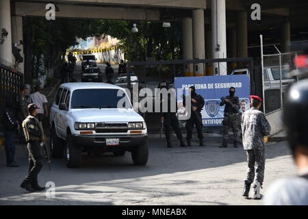 Caracas, Miranda, Venezuela. 16 Mai, 2018. Helicoide sebin Beamte außerhalb der Kontrolle der Fahrzeuge während der Riot von gemeinsamen Gefangenen begonnen. Angehörige von politischen Gefangenen finden am Sitz der Bolivarischen National Intelligence Service (Sebin) in El Helicoide, verurteilte eine unregelmäßige Situation, in denen gemeinsame Gefangenen einen Aufstand anspruchsvolle Transfer in andere Gefängnisse erzeugt. In der Mitte der Meuterei, die politischen Gefangenen, Gregory Sanabria, wurde geschlagen, als er versuchte, die Situation zu beruhigen. Daniel Ceballos Frau, Patricia Ceballos, angeprangert, dass ihr Mann in Gefahr mit dem Gemeinsamen prisone Stockfoto