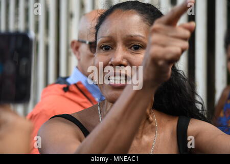 Caracas, Miranda, Venezuela. 16 Mai, 2018. Einer der Verwandten der gemeinsamen Gefangenen gesehen außerhalb der Helicoide. Angehörige von politischen Gefangenen finden am Sitz der Bolivarischen National Intelligence Service (Sebin) in El Helicoide, verurteilte eine unregelmäßige Situation, in denen gemeinsame Gefangenen einen Aufstand anspruchsvolle Transfer in andere Gefängnisse erzeugt. In der Mitte der Meuterei, die politischen Gefangenen, Gregory Sanabria, wurde geschlagen, als er versuchte, die Situation zu beruhigen. Daniel Ceballos Frau, Patricia Ceballos, angeprangert, dass ihr Mann in Gefahr mit dem gemeinsamen Häftlinge, die Nachfrage der Transfe Stockfoto