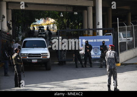 Caracas, Miranda, Venezuela. 16 Mai, 2018. Helicoide sebin Beamte außerhalb der Kontrolle der Fahrzeuge während der Riot von gemeinsamen Gefangenen begonnen. Angehörige von politischen Gefangenen finden am Sitz der Bolivarischen National Intelligence Service (Sebin) in El Helicoide, verurteilte eine unregelmäßige Situation, in denen gemeinsame Gefangenen einen Aufstand anspruchsvolle Transfer in andere Gefängnisse erzeugt. In der Mitte der Meuterei, die politischen Gefangenen, Gregory Sanabria, wurde geschlagen, als er versuchte, die Situation zu beruhigen. Daniel Ceballos Frau, Patricia Ceballos, angeprangert, dass ihr Mann in Gefahr mit dem Gemeinsamen pri Stockfoto