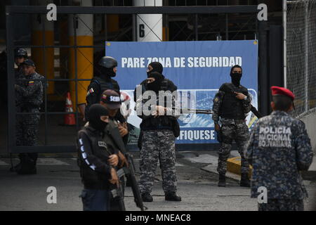 Caracas, Miranda, Venezuela. 16 Mai, 2018. Offizielle Sebin außerhalb Helicoide Gefängnis während der Unruhen. die Angehörigen der politischen Gefangenen finden am Sitz der Bolivarischen National Intelligence Service (Sebin) in El Helicoide, verurteilte eine unregelmäßige Situation, in denen gemeinsame Gefangenen einen Aufstand anspruchsvolle Transfer in andere Gefängnisse erzeugt. In der Mitte der Meuterei, die politischen Gefangenen, Gregory Sanabria, wurde geschlagen, als er versuchte, die Situation zu beruhigen. Daniel Ceballos Frau, Patricia Ceballos, angeprangert, dass ihr Mann in Gefahr mit dem gemeinsamen Häftlinge, die Nachfrage der Transfer zu anderen Pri Stockfoto