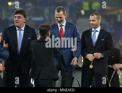 Stade de Lyon, Lyon, Frankreich. 16 Mai, 2018. Europa League Fußball Finale, Marseille gegen Atletico Madrid; Felipe VI. von Spanien präsentiert eine Siegermedaille zu Atletico Madrid manager Diego Simeone vom Podium Credit: Aktion plus Sport/Alamy leben Nachrichten Stockfoto