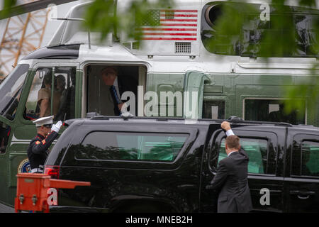 Präsidenten der Vereinigten Staaten Donald J. Trumpf spricht mit der Marine Piloten wie verlässt er Marine One als besucht er erste Dame Melania Trump am Walter Reed Medical Center in Bethesda, Maryland am 16. Mai 2018. Credit: Alex Edelman/Pool über CNP | Verwendung weltweit Stockfoto