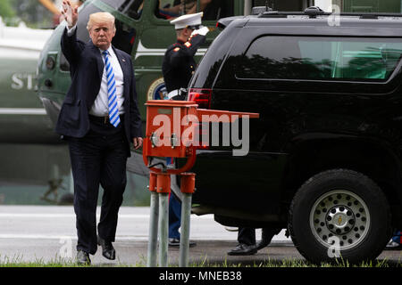 Präsidenten der Vereinigten Staaten Donald J. Trumpf verlässt Marine ein und gelangt in einen wartenden SUV als besucht er erste Dame Melania Trump am Walter Reed Medical Center in Bethesda, Maryland am 16. Mai 2018. Credit: Alex Edelman/Pool über CNP | Verwendung weltweit Stockfoto