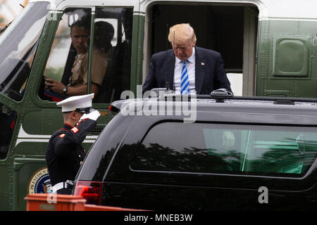 Präsidenten der Vereinigten Staaten Donald J. Trumpf verlässt Marine One als besucht er erste Dame Melania Trump am Walter Reed Medical Center in Bethesda, Maryland am 16. Mai 2018. Credit: Alex Edelman/Pool über CNP | Verwendung weltweit Stockfoto