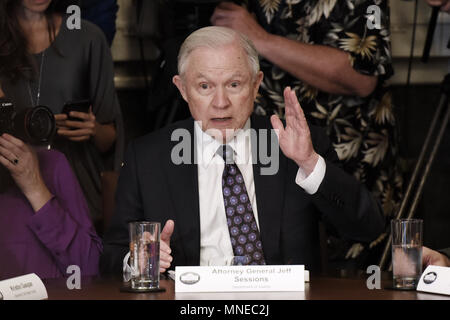 Washington, USA. 16. Mai 2018. United States Attorney General Jeff Sessions spricht während einer Tagung mit den Staats- und Regierungschefs sowie Beamte von Kalifornien, das Heiligtum der Politik ihres Staates, die in ihrer Stellungnahme release Kriminellen illegale Ausländer in öffentlichen Gemeinschaften, im Schaltschrank des Weißen Hauses, 16. Mai 2018 in Washington, DC, widersetzen. Credit: Olivier Douliery/Pool über CNP/MediaPunch Credit: MediaPunch Inc/Alamy leben Nachrichten Stockfoto