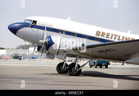 Costa Mesa, Kalifornien, USA. 16. Juli 2017. Breitling die DC-3 noch einen Zwischenstopp während der World Tour 2017 an der John Wayne Airport in Costa Mesa, Kalifornien am 14 Juli, 2017. Credit: Nicholas Koon/ZUMA Draht/Alamy leben Nachrichten Stockfoto