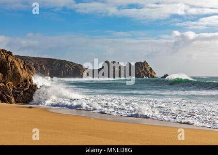 Porthcurno Wellen im Winter Stockfoto