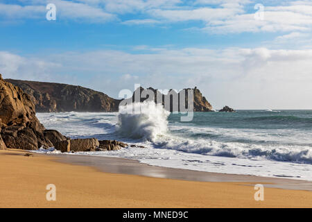 Porthcurno Wellen im Winter Stockfoto