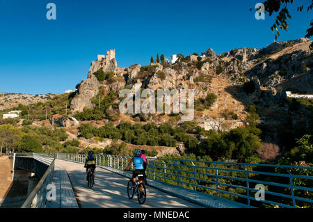 Greenway der Subbetica (alte Bahnlinie der sogenannten "Öl") - Viadukt, Radfahrer und felsige Burg (9. Jahrhundert). Zuheros. Cordoba provinc Stockfoto