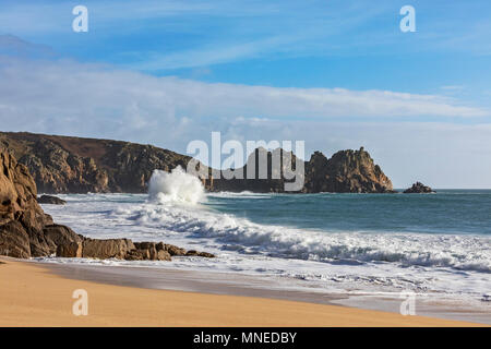 Wellen am Strand im Porthcurno Stockfoto