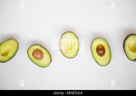 Avocados halfs auf grauen Hintergrund. top View Stockfoto